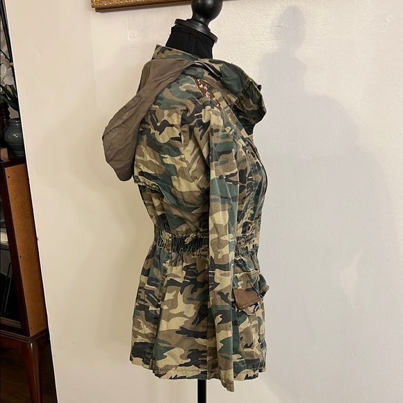 Camouflage Green and Brown Utility Jacket with Collared Neckline and hood - Picture 6 of 11